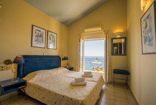 En eller flere senger på et rom på Panorama Villas - Adults Only