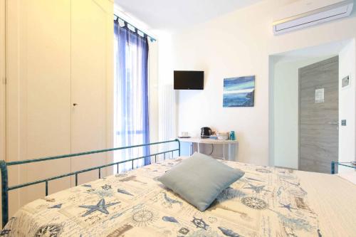 a bedroom with a bed with a pillow on it at La Rosa Dei Venti in Monterosso al Mare