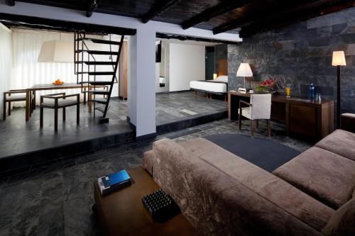 een woonkamer met een bank en een tafel bij Hotel Boutique Ses Pitreras in Port des Torrent