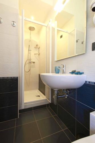 a bathroom with a sink and a shower at La Rosa Dei Venti in Monterosso al Mare