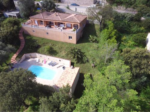 Belvédère的住宿－Chez Marc et Jeannick，享有带游泳池的房屋的空中景致