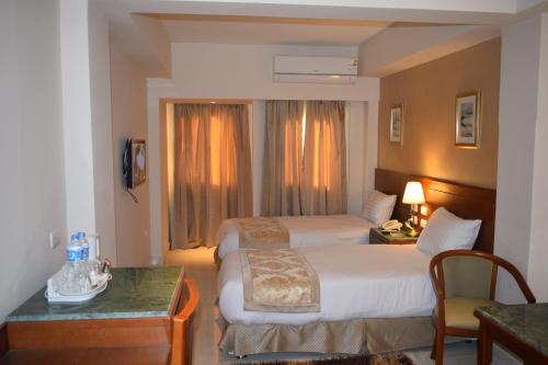 Omar El Khayam Al Minya Hotelにあるベッド