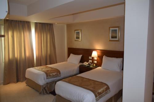 Omar El Khayam Al Minya Hotelにあるベッド
