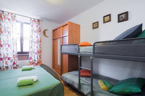Ein Etagenbett oder Etagenbetten in einem Zimmer der Unterkunft Apartments Vila Marija