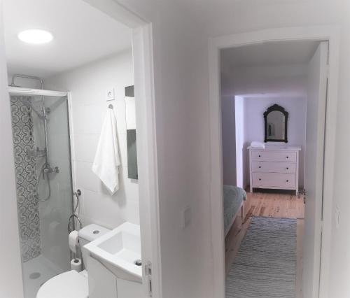 uma casa de banho branca com um WC e um lavatório em Stay In Alfama em Lisboa