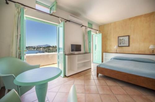 Giường trong phòng chung tại Hotel La Corricella