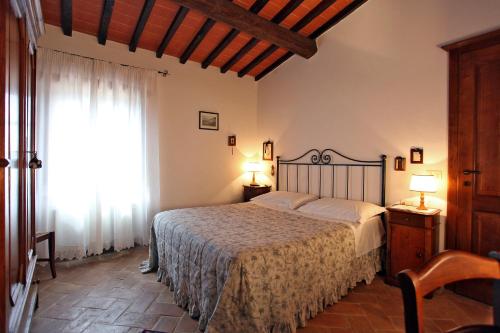 a bedroom with a bed and a window at Casale Giacomini in Manciano