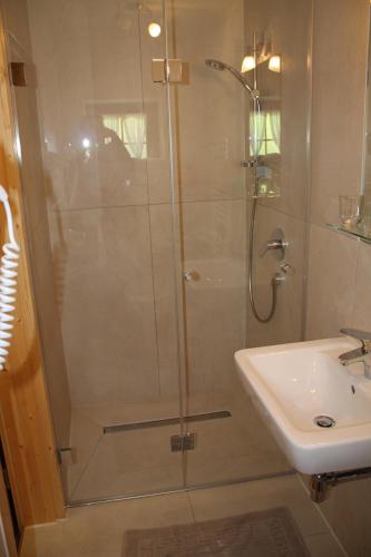 Ένα μπάνιο στο Ferienwohnung Klammhof