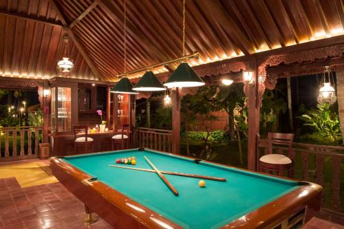Biliár nebo kulečník v ubytování Diamond Beach Villa Lombok