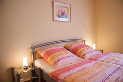 1 dormitorio con 1 cama con 2 almohadas en Gästehaus Alfred und Brunhilde Frick, en Mehring