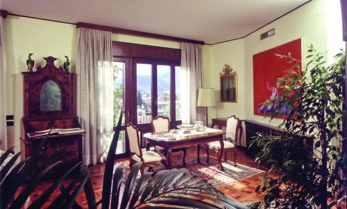 une chambre avec une table, des chaises et une fenêtre dans l'établissement Villa Tra' Monti, à Bassano del Grappa