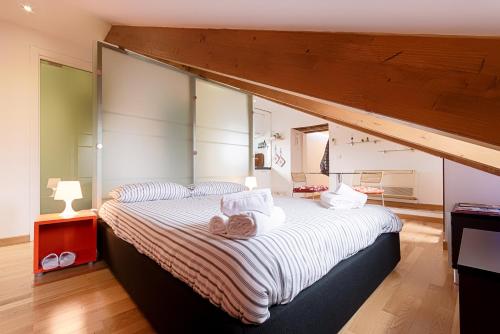 トリノにあるApartment Bijouxのベッドルーム1室(大型ベッド1台、大きな木製ヘッドボード付)