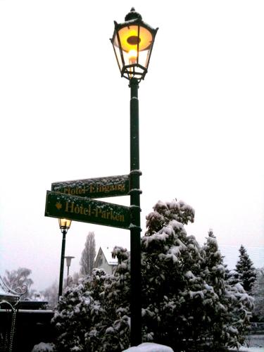 a street light with two street signs on it at Hotel Sperling mit E-Ladestation in Speyer
