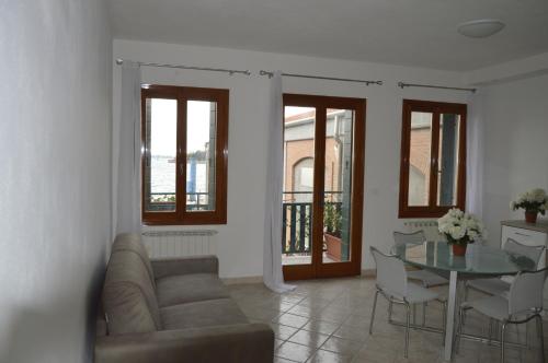 A seating area at Calle Michelangelo Apartments