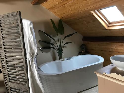 une salle de bain avec une baignoire blanche et un lavabo dans l'établissement Maison l'épicurienne, à Les Sables-dʼOlonne