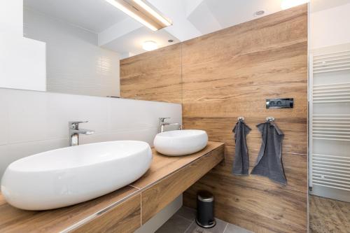 een badkamer met een witte wastafel en een spiegel bij Villa Krasica - Private Tennis Court, Sauna & Jacuzzi in Krasica