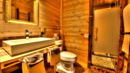 Koupelna v ubytování Le Bivouac - Les Chalets Spa Canada
