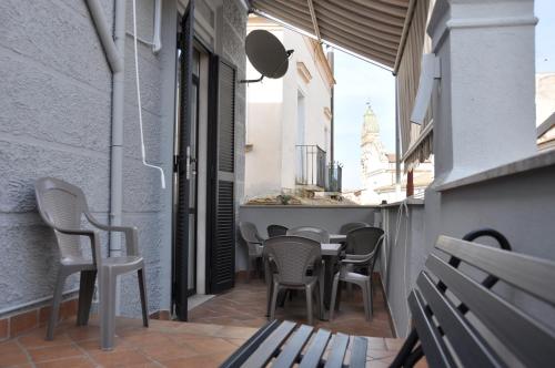een patio met een tafel en stoelen en een bank bij Il Nuovo in San Severo