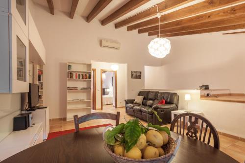 una sala de estar con una mesa con un bol de fruta en Petit Hotel Alaro, en Alaró