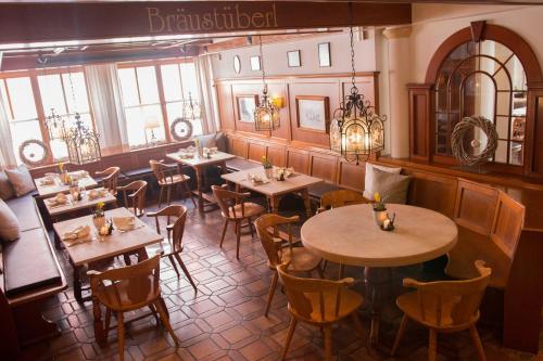 Un restaurante o sitio para comer en Romantik Hotel Hirschen
