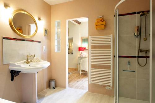 Ένα μπάνιο στο Maison de Textile Apartment