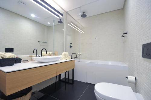 Ванная комната в Leona Residences Apartment