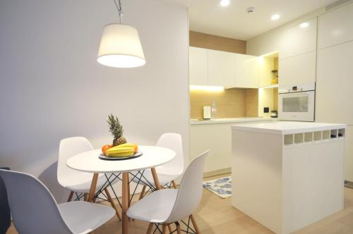 Kuchyň nebo kuchyňský kout v ubytování Leona Residences Apartment