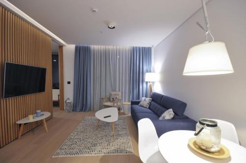 TV a/nebo společenská místnost v ubytování Leona Residences Apartment