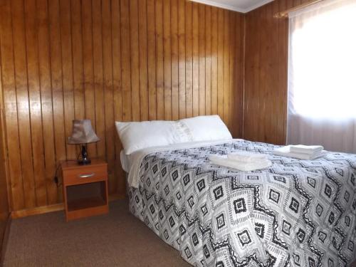 Кровать или кровати в номере Cabañas Pulegan