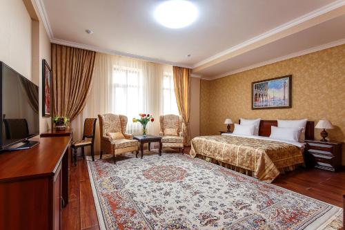 Televisyen dan/atau pusat hiburan di Alanda Hotel