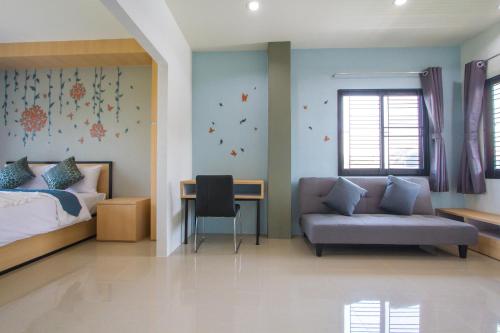 Ein Bett oder Betten in einem Zimmer der Unterkunft Sirimunta Hotel Chiang Rai Suite & Residence