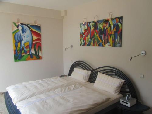 カンポロッソにあるVilla Camporossoのベッドルーム1室(壁に絵画が描かれたベッド1台付)