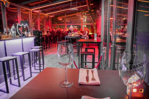a table with two wine glasses on top of it at Hotel Schwarzer Bär in Linz