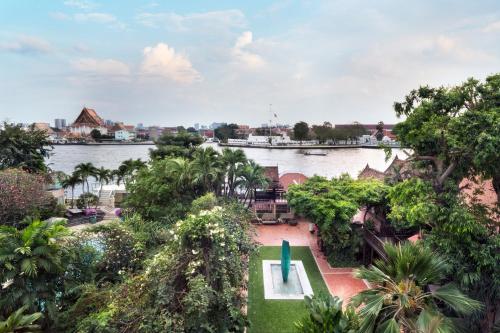 Výhled na řeku, která protéká v blízkosti hotelu