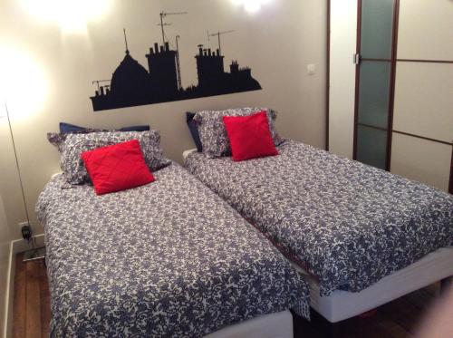 Duas camas sentadas uma ao lado da outra num quarto em Opera Apartment em Paris