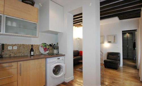 Il comprend une cuisine et un salon avec un lave-linge. dans l'établissement Opera Apartment, à Paris
