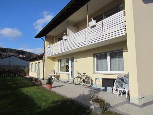 ein Haus mit einem Fahrrad, das draußen geparkt ist in der Unterkunft Hotel garni Zum Drosten in Balve