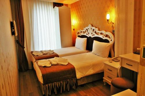 イスタンブールにあるスルタンアフメット ニューポート ホテルのベッドと窓が備わるホテルルーム