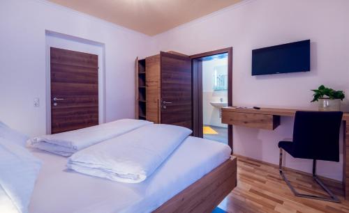 Hotel Restaurant Stöcklwirt tesisinde bir odada yatak veya yataklar