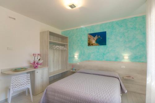 sypialnia z łóżkiem i biurkiem w obiekcie Affittacamere I Principi del Conero CIR 00041 w mieście Numana