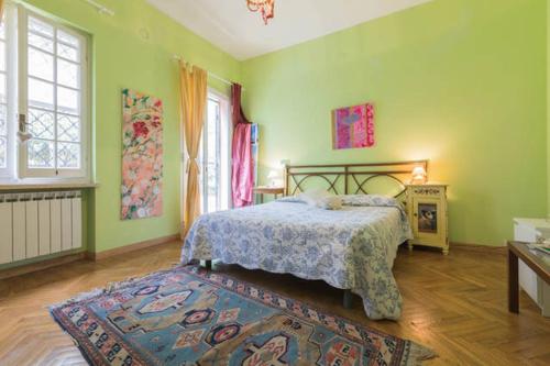 フィナーレ・リーグレにあるLa Camera Tra Gli Ulivi Dream Finaleのベッドルーム1室(ベッド1台、ラグ付)