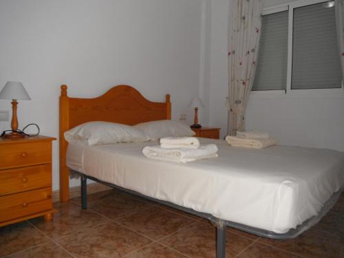 オリフエラ・コスタにあるApartments La Cinuelica LC162のベッドルーム1室(タオル付)