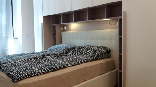 Bett in einem Zimmer mit in der Unterkunft Nice Livings Lazzaroni in Mailand