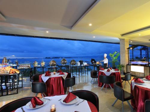 Um restaurante ou outro lugar para comer em Swiss-Belhotel Makassar