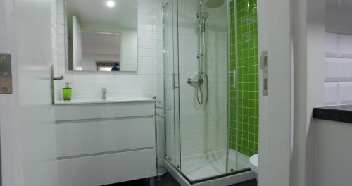 bagno con doccia in vetro e lavandino di Alfama 44 a Lisbona