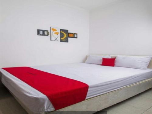 Postel nebo postele na pokoji v ubytování Cozy Residence Muwardi