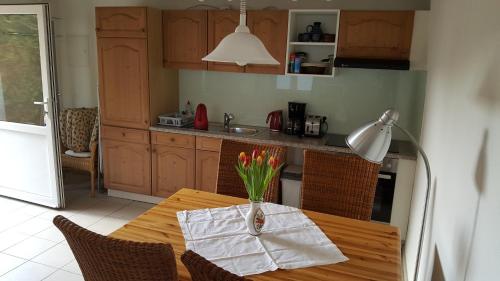 eine Küche mit einem Holztisch mit einer Blumenvase darauf in der Unterkunft Ferienwohnung Alwind 5 in Lindau
