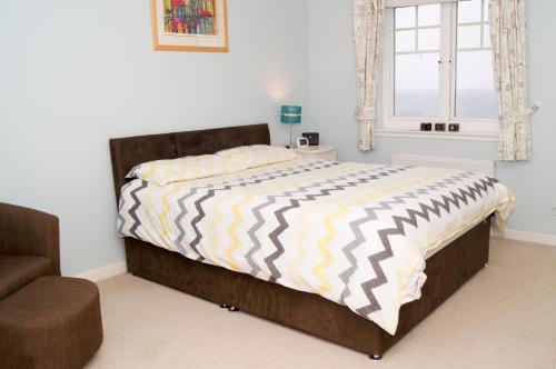 A bed or beds in a room at Wood Court, Troon