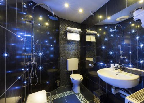 Ванная комната в Hôtel Du Brésil