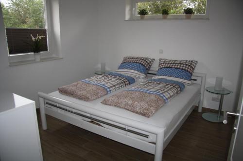 1 cama con 2 almohadas en una habitación en Ferienhaus Sophie, en Thülsfeld